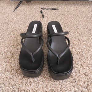 Really nice tall sandals 🖤 never worn!